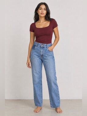 Straight Leg Women's Jeans in Light Blue Wash